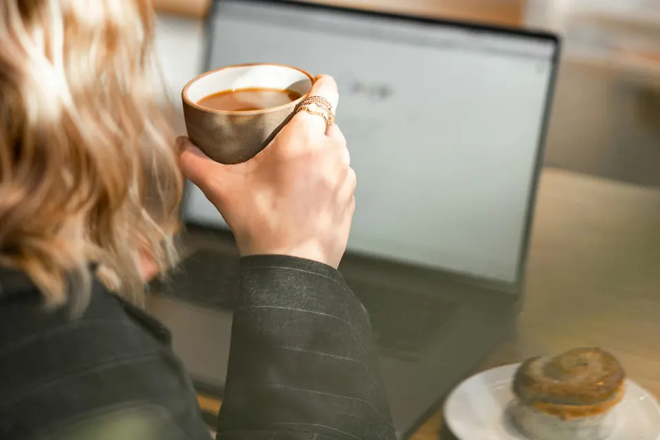 Osoba uczestnicząca w lekcji angielskiego online przy laptopie